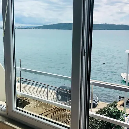 Holiday home Coastal Charm In Kastel Kambelovac With Terrace & Sea Views Kastela